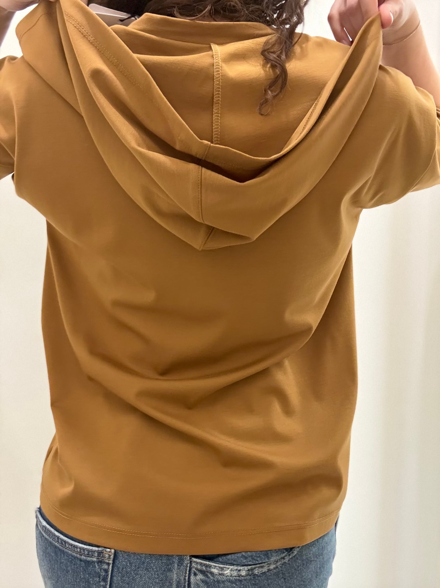 Maglia con cappuccio a maniche corte