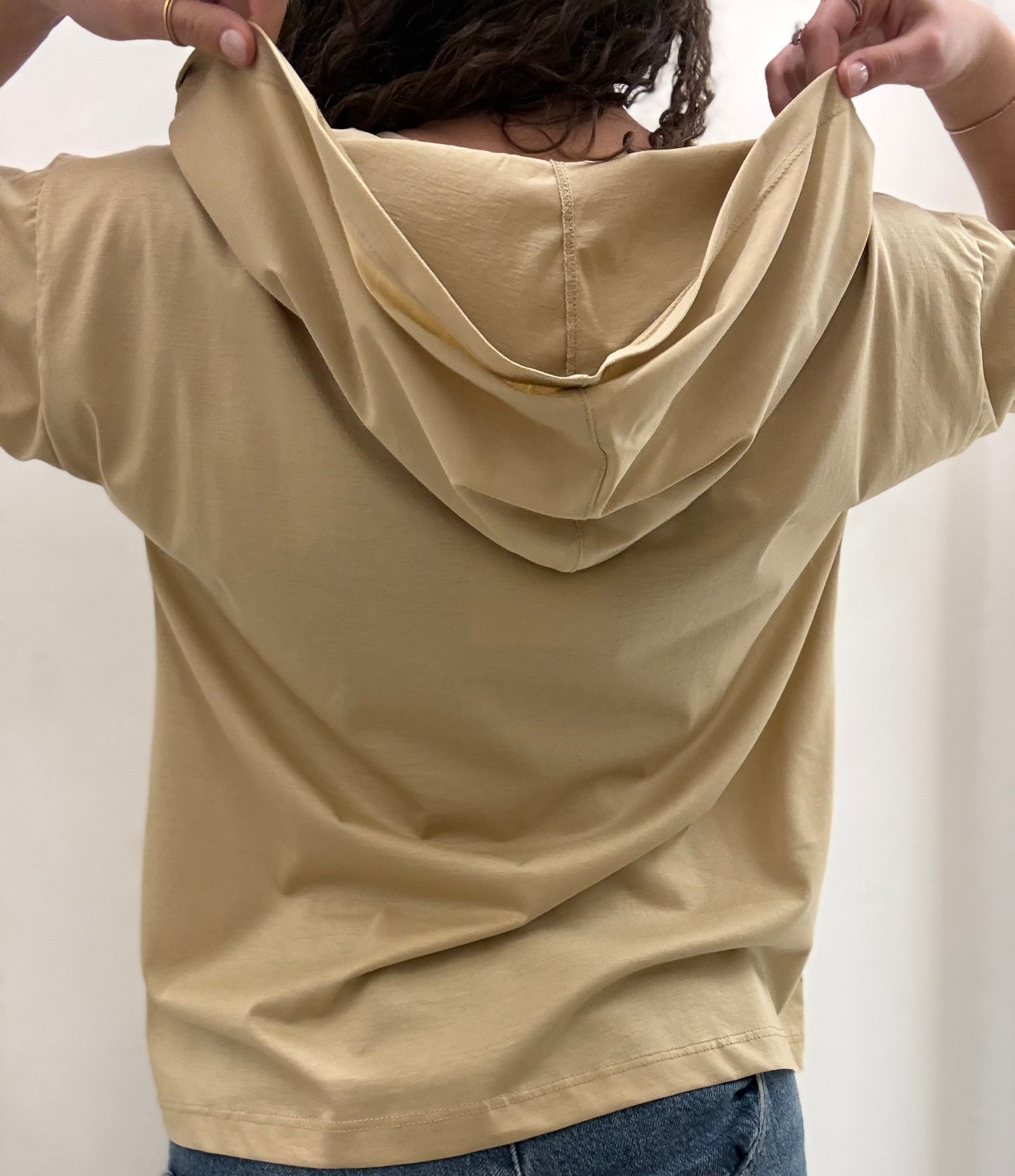 Maglia con cappuccio a maniche corte