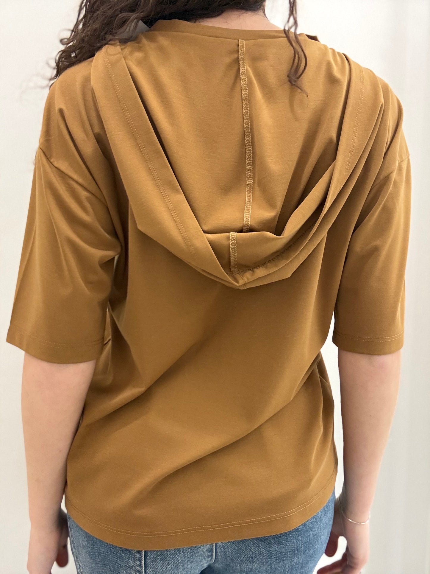 Maglia con cappuccio a maniche corte