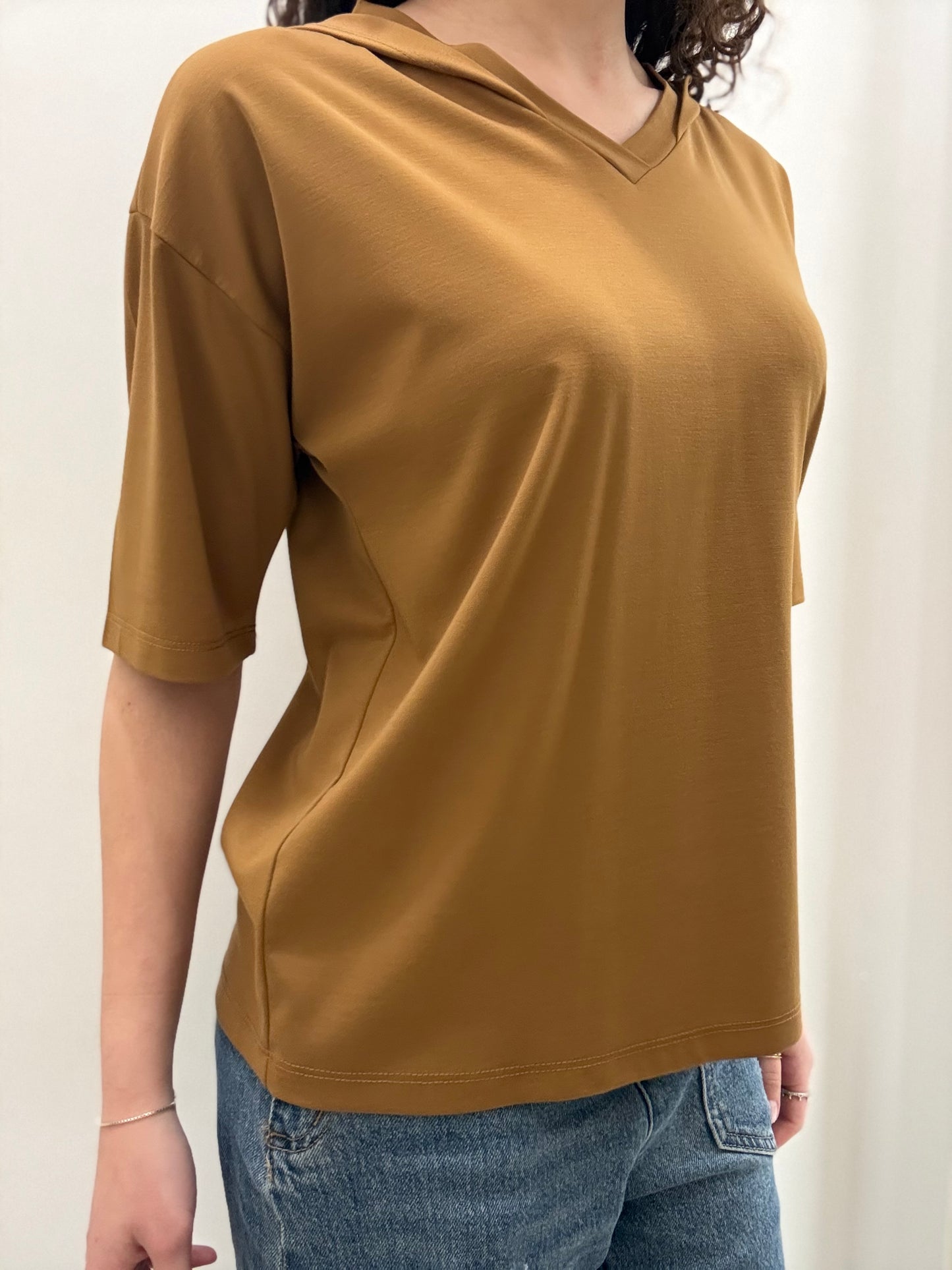 Maglia con cappuccio a maniche corte