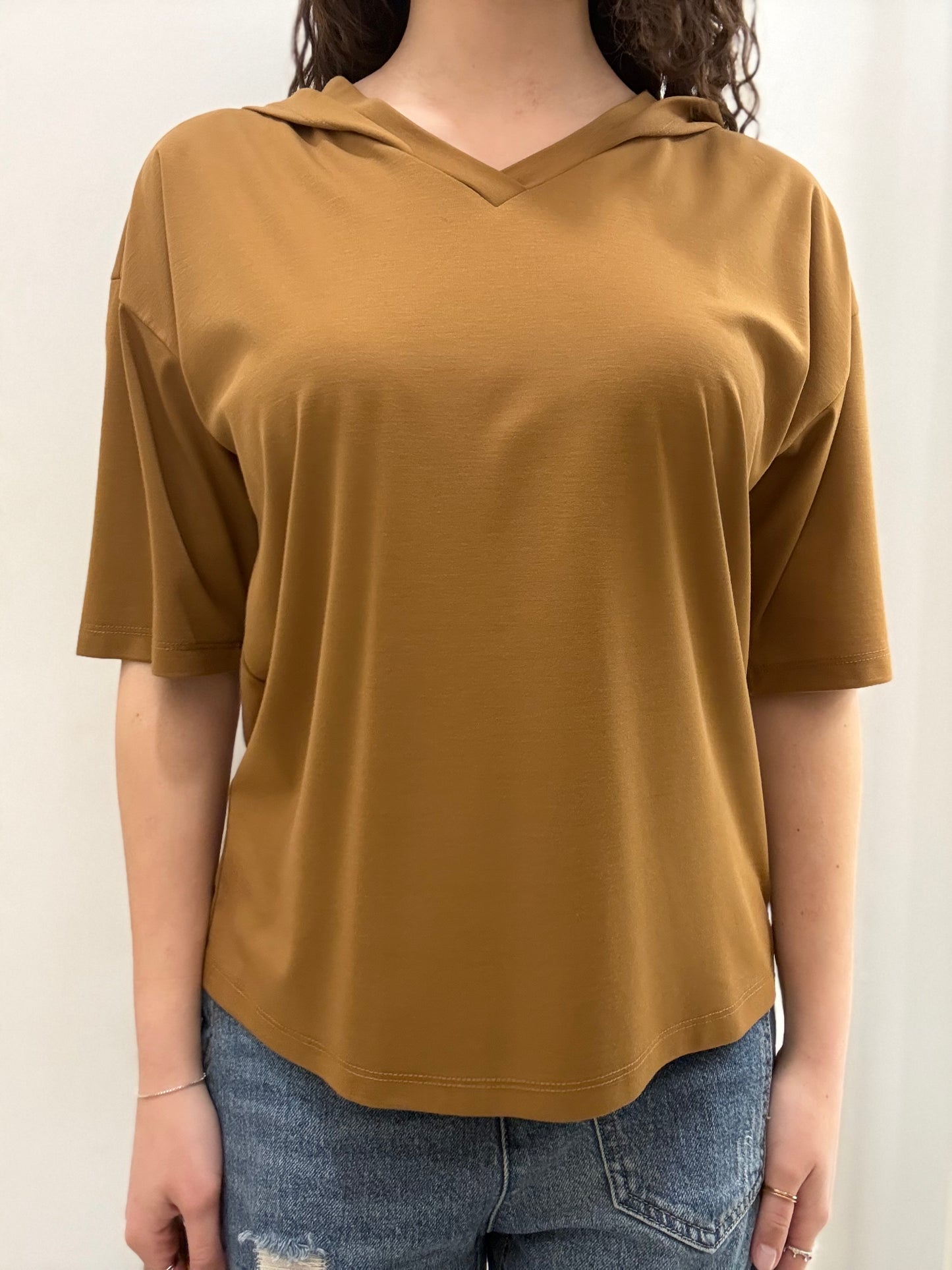 Maglia con cappuccio a maniche corte