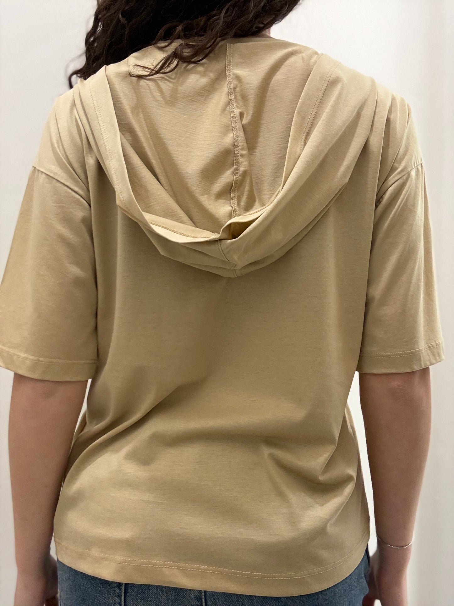 Maglia con cappuccio a maniche corte